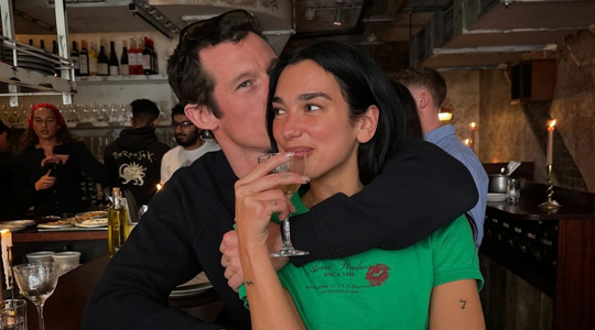 Dua Lipa en Callum Turner.