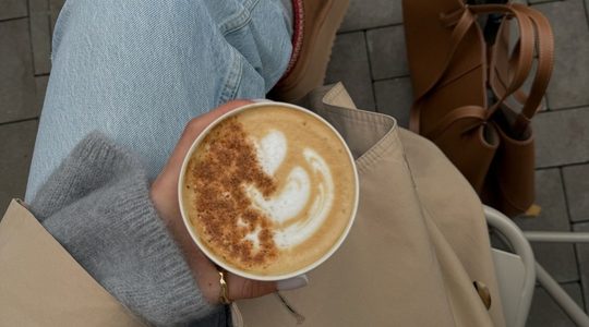 Beeld van een pumpkin spice latte.
