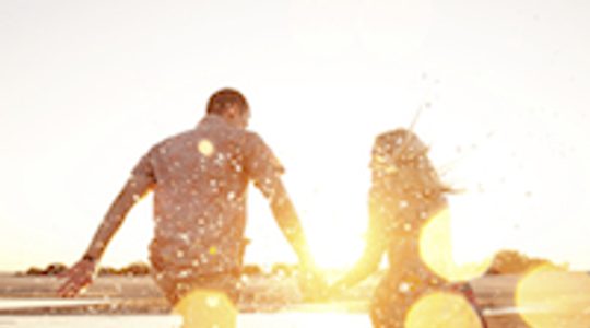 Illustratie voor: Deze 11 dingen doen alle meisjes in een relatie