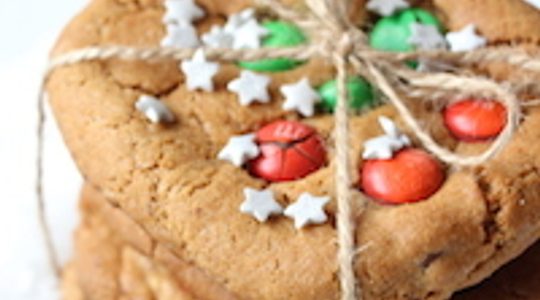 Illustratie voor: In 7 stappen maak jij deze kerst chocolate chip M&M cookies