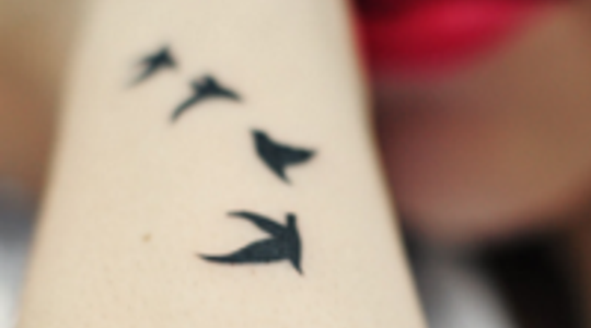 Illustratie voor: Dit zijn de 8 pijnlijkste plekken om een tatoeage te laten zetten