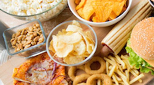 Illustratie voor: Dit is de reden waarom je trek hebt in vet eten na het drinken van alcohol