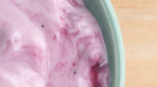 Illustratie voor: Waarom er altijd een laagje water op jouw yoghurt ligt
