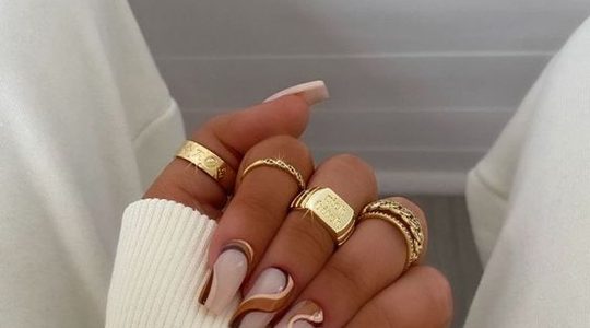Illustratie voor: Deze struggles herken jij sowieso als je lange nagels hebt