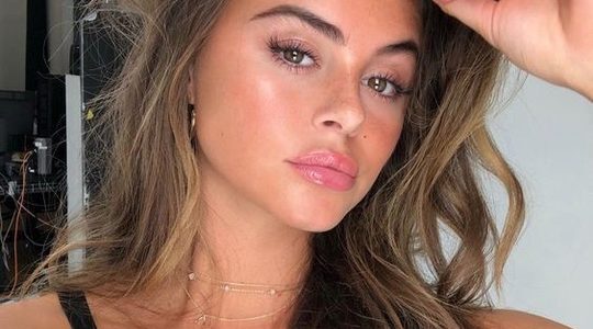 Illustratie voor: Uhm, wat? TikTokkers stoppen hun foundation massaal in water om déze reden!