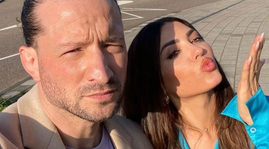 Illustratie voor: Kraantje Pappie openhartig over zoenscène met Yolanthe: ‘Ik had niet het idee dat ik even lekker stond te zoenen’