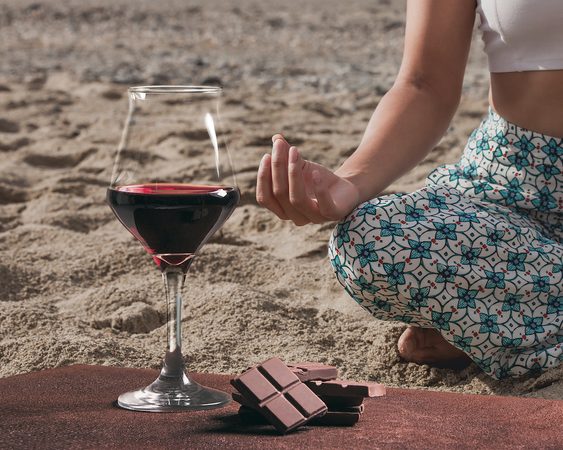 Hilarisch: in d&eacute;ze stad kun je dit weekend een lesje wijnyoga volgen