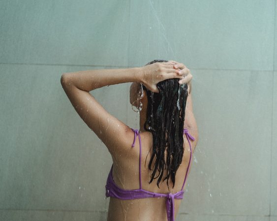 VIDEO: Meer en meer sop onder de douche, even lachen