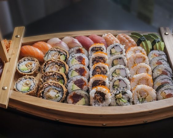 VIDEO: dit is de grootste sushirol die jij ooit hebt gezien