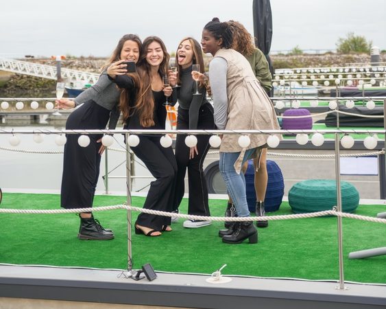 Cheers! Ook deze types zitten er in jouw vriendengroep tijdens een avondje uit