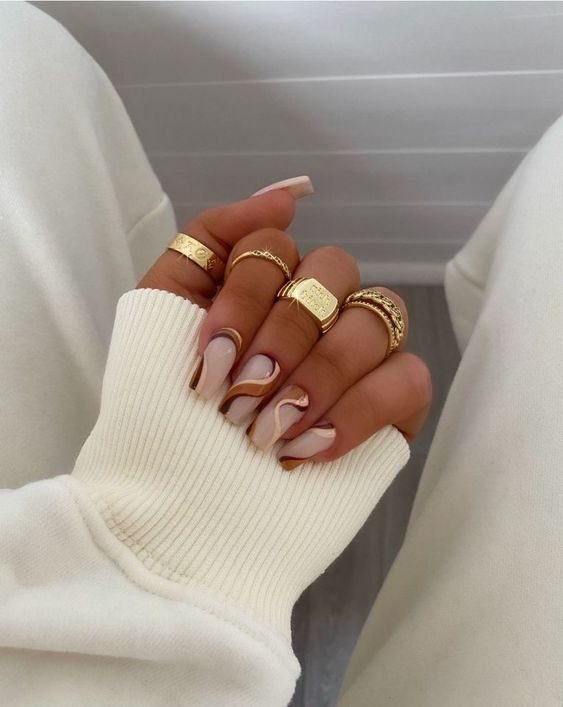 Deze struggles herken jij sowieso als je lange nagels hebt