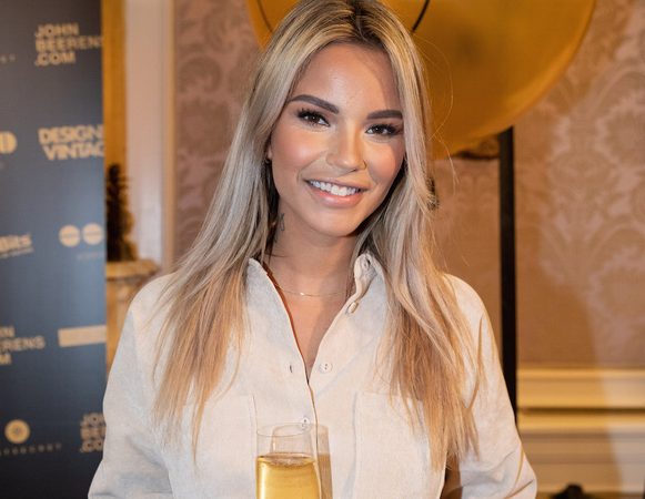 Monica Geuze laat lipfillers verwijderen en deelt dit met kijkers