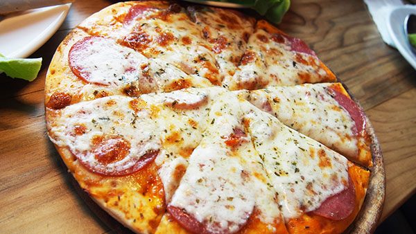 Pizza opwarmen? Je doet het al je hele leven verkeerd (en zo moet het wel)
