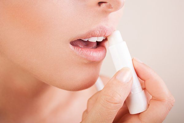 8 herkenbare situaties voor mensen die verslaafd zijn aan lippenbalsem
