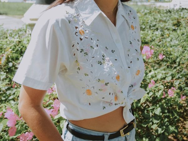 Hallo lente: dit zijn 7 originele manieren om een blouse te dragen
