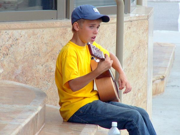 Deze 7 celebs werden bekend door een YouTube en dit waren hun allereerste video&rsquo;s