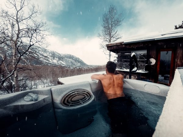 Ultiem genieten van een warme zomerdag met deze varende hot tub