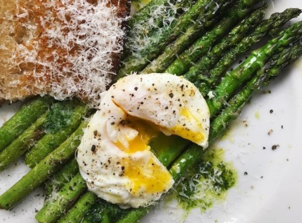 Fancy breakfast recept: asperges met ham en ei