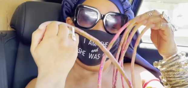 VIDEO: vrouw met langste nagels ever knipt ze na 30 (!) jaar