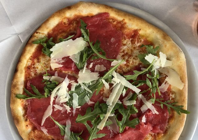 Zo maak je: carpaccio bloemkool-bodem pizza