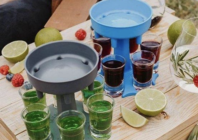Met deze handige &lsquo;shotfontein&rsquo; kun jij 6 shotjes tegelijkertijd inschenken (zonder te knoeien)