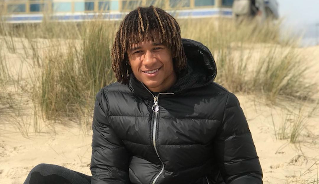 vrouw-voetballer-nathan-ak&eacute;