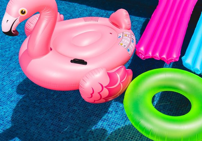 Hebben: een roze opblaas limousine voor op het water