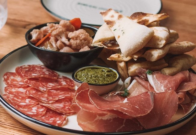 Snack o&rsquo;clock: de lekkerste borrelplank maken doe je zo