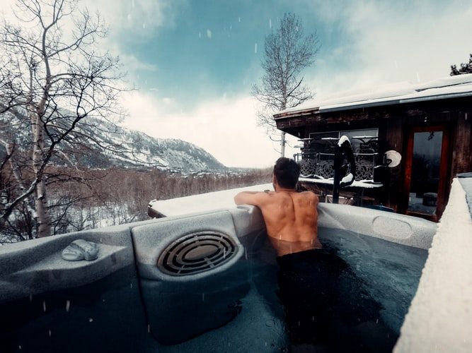Ultiem genieten van een warme zomerdag met deze varende hot tub