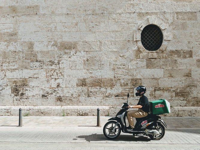 Man krijgt 9 jaar lang ongevraagd pizza&rsquo;s bezorgd: &ldquo;ik begin te trillen als ik een scooter hoor&rdquo;