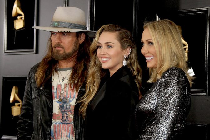 Wow: 9 celebs die h&eacute;&eacute;l veel op hun ouders (of kinderen) lijken