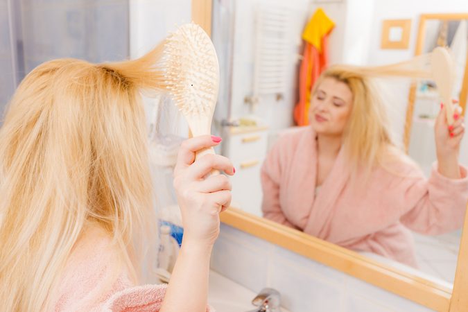 6 fouten die je maakt bij het borstelen van je haar
