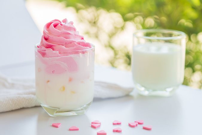 Dit roze drankje is de nieuwe hype na Dalgona Coffee
