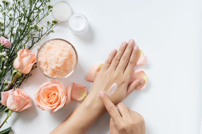 Met deze DIY-handbalm krijg je weer babyzachte handen