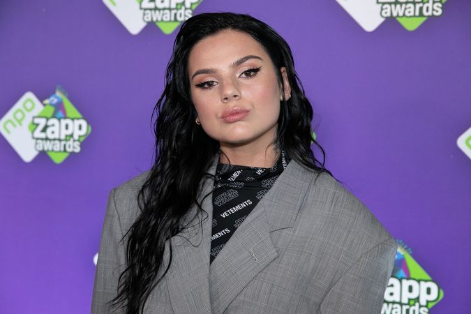 Famke Louise is bezig met een nieuwe documentaire op een bijzondere locatie
