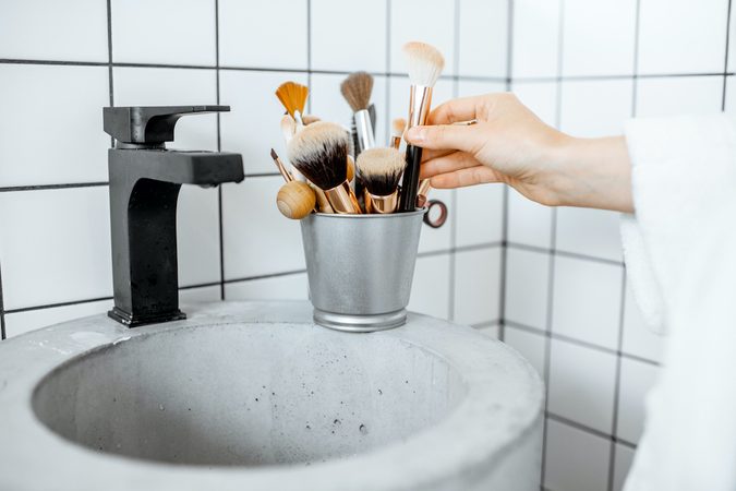Zo vaak moet jij je make-up kwasten schoonmaken (en z&oacute; doe je het goed)