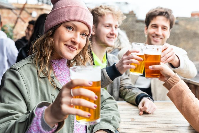 6x herkenbare momenten als je als vrouw bier drinkt
