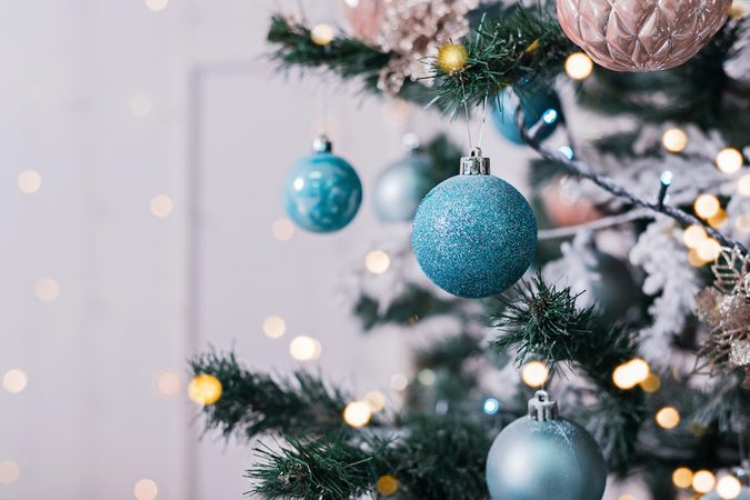 De halve kerstboom is h&eacute;t alternatief voor mensen met iets minder ruimte