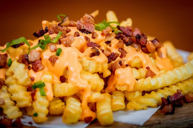 Recept voor yummy loaded fries met tortillachips en frikandel