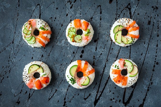 Sushi donuts zijn hartstikke populair &eacute;n lekker (en zo maak je ze)
