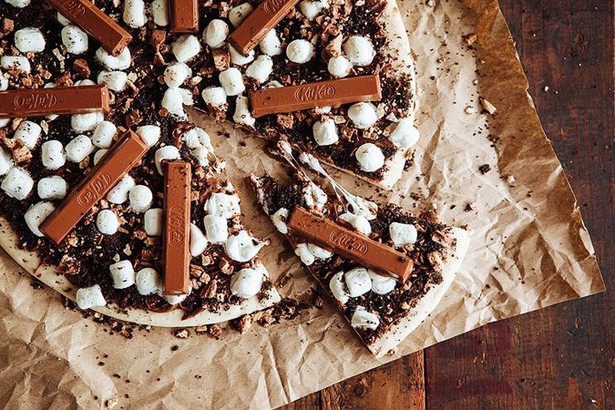 Met dit recept maak je een mega lekkere Kitkat chocoladepizza