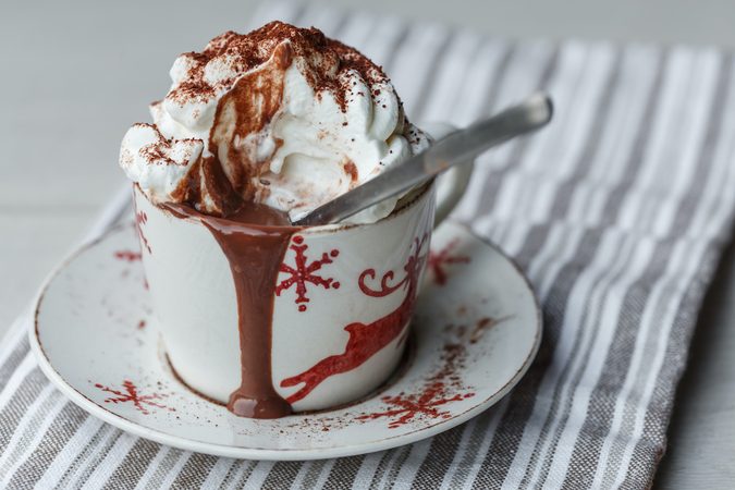 Recept: deze (makkelijk te maken) rode wijn chocolademelk moet je proeven