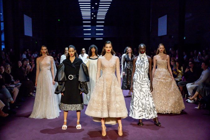 VIDEO: Modellen vallen op de catwalk