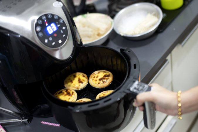 VIDEO: deze tiktoks bewijzen dat je alles in een airfryer kan gooien