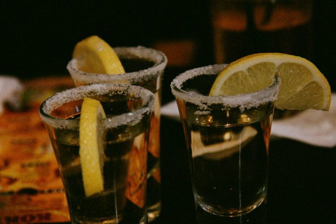 VIDEO: Deze zussen doen Truth or Drink samen en het wordt genant