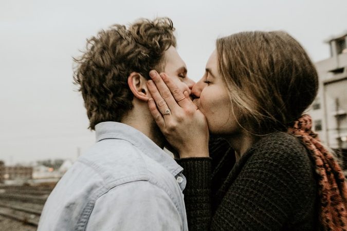 Girls Issues: &lsquo;Ik ben 17 jaar en heb nog nooit gezoend, is dit raar?&rsquo;