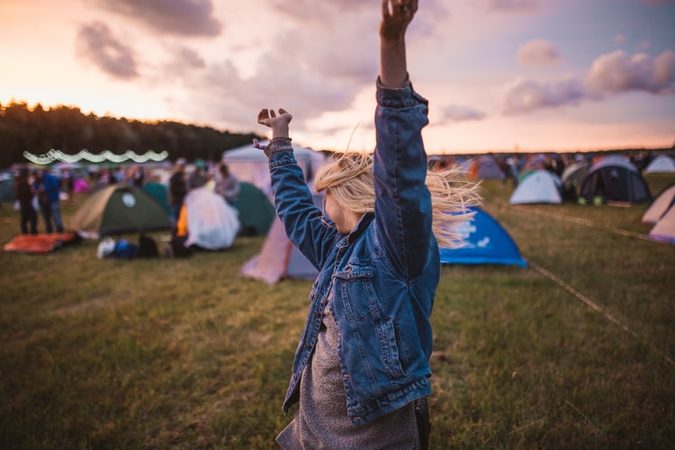 The Colour Story collectie van H&M is uit en hij geeft ons ultieme festival-vibes