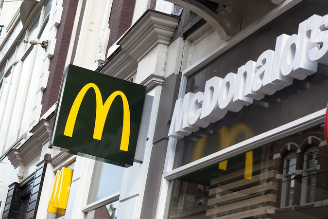 I&rsquo;m loving it: McDonald&rsquo;s en Adidas brengen eigen kledinglijn uit