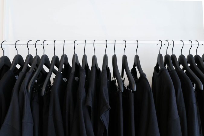 Deze zwarte basics maken jouw lente outfit af