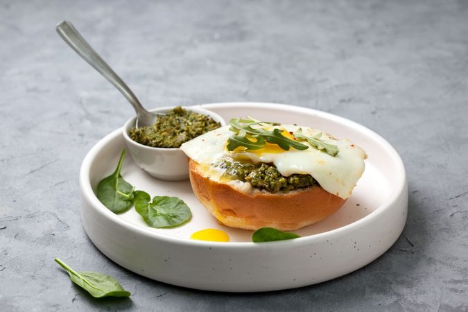 TikTok-recept: een lekker ontbijtje met deze pesto eieren